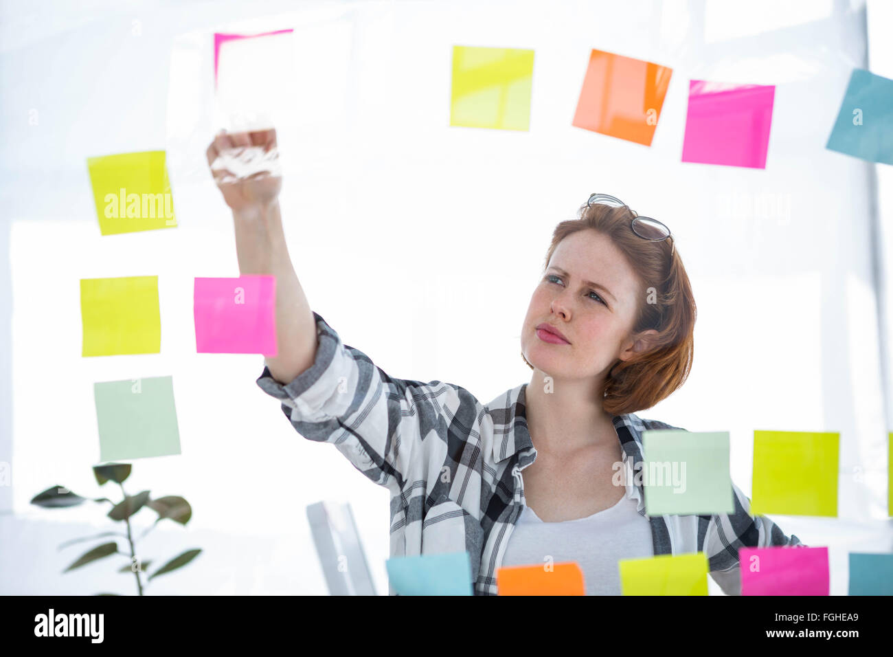 nachdenklich Hipster Frau brainstorming über Noten Stockfoto