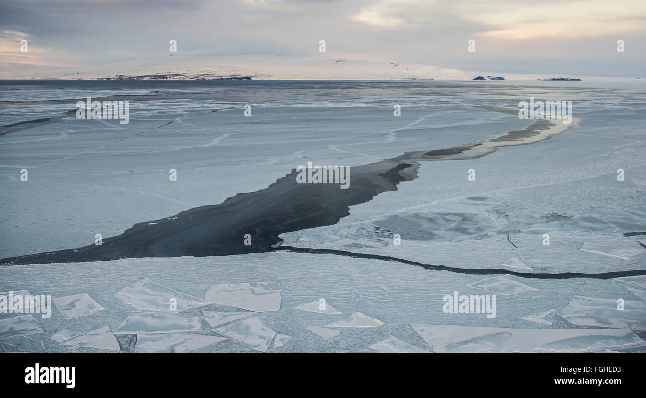 Ein offenes Wasser führen in der Oberfläche Eis der Ross-See, Antarktis. Stockfoto