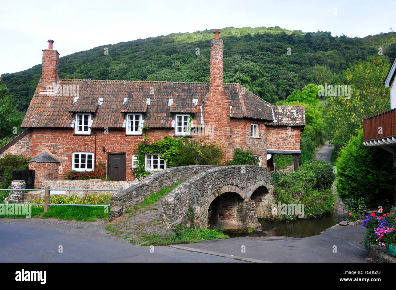 Allerford Dorf, Stein gebaut Ferienhaus mit Steinbrücke und ford, Somerset, UK Stockfoto