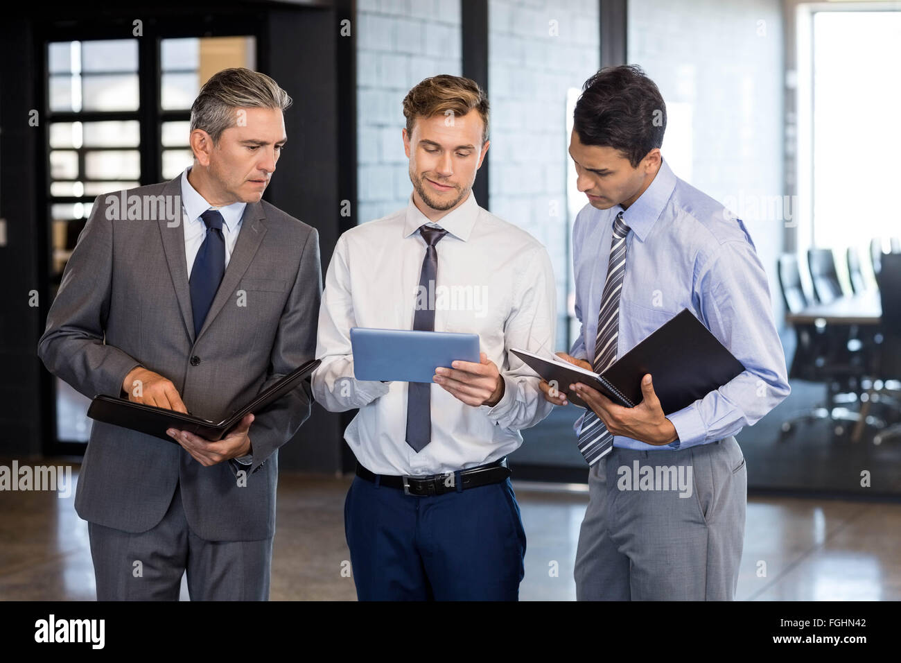 Business-Team interagieren mit digital-Tablette und organizer Stockfoto