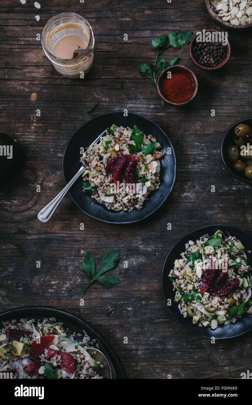 Zwei schwarze Platten gefüllt mit Avocado und Quinoa Salat mit ...