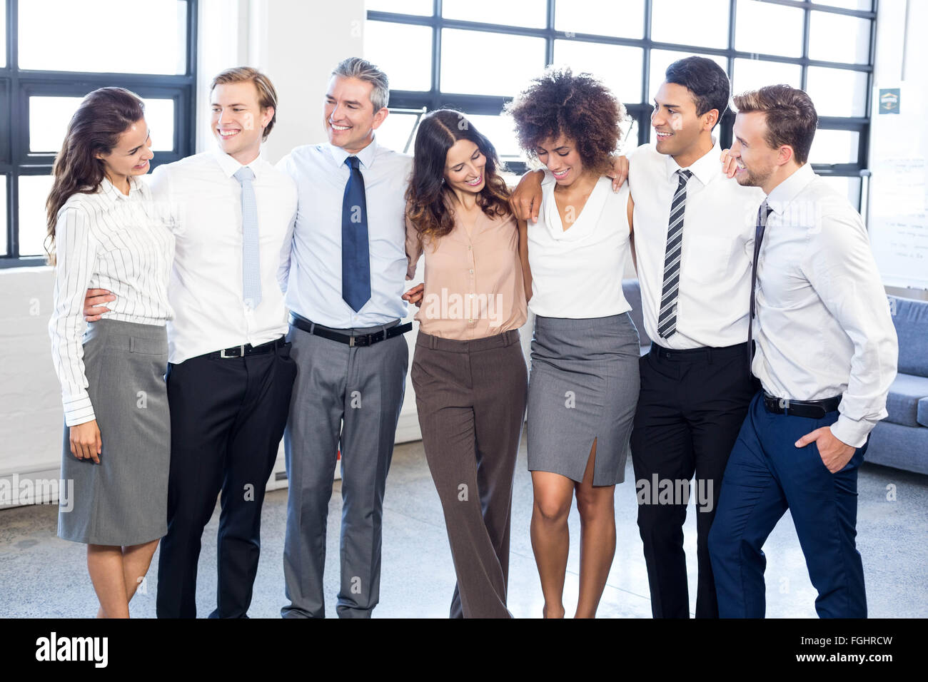 Geschäftsleuten stehen zusammen im Büro Stockfoto