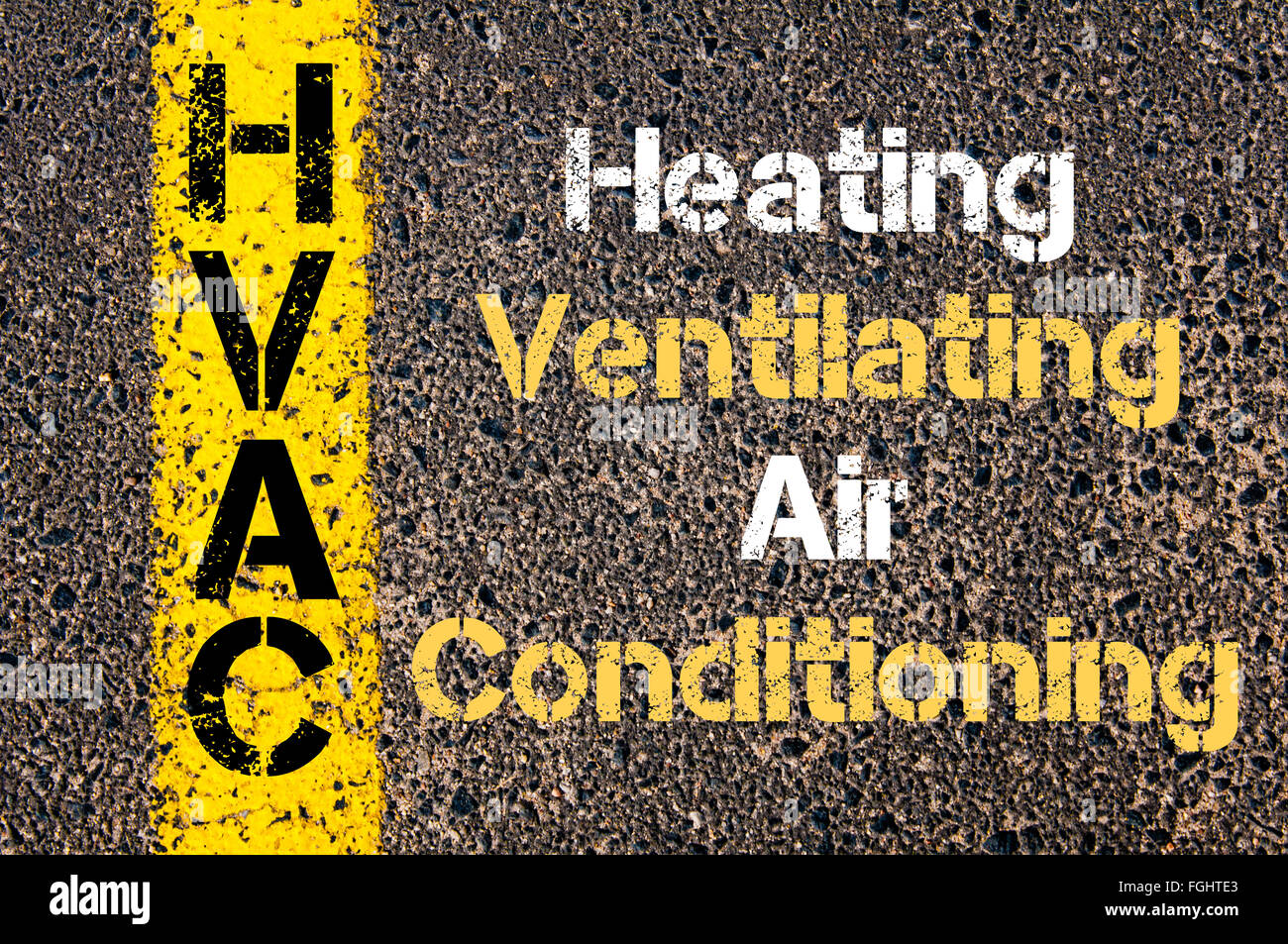 Konzept-Bild des Business Abkürzung HVAC als Heizung Lüftung Klimaanlage  über Straße Markierung gelber Farbe geschrieben Stockfotografie - Alamy