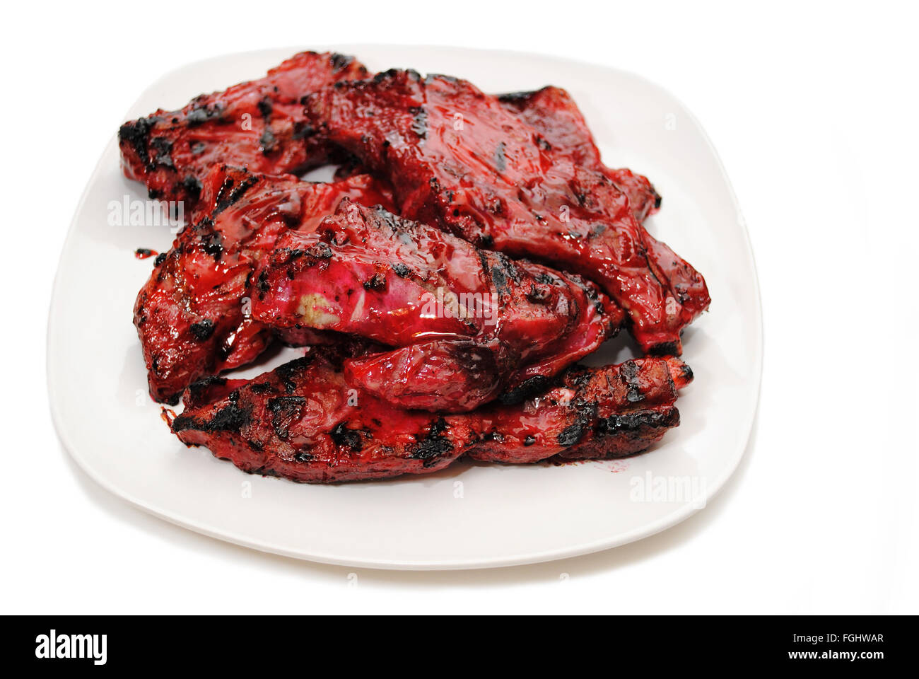Chinesische gegrillte Schweinerippchen auf einem Teller Stockfoto