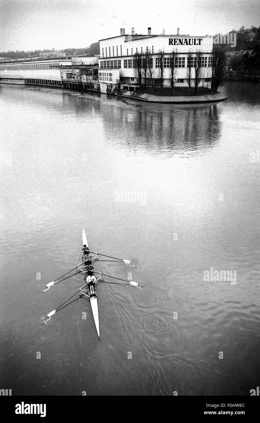 AJAXNETPHOTO. 1990. PARIS, FRANKREICH. -RENAULT ILE SEGUIN, BOULOGNE-BILLANCOURT - RENAULT PKW UND LKW WERK DOMINIERT DIE INSEL IN DER SEINE. ES WURDE IM JAHR 2005 ABGERISSEN. FOTO: JONATHAN EASTLAND/AJAX REF: 1990BW1 Stockfoto