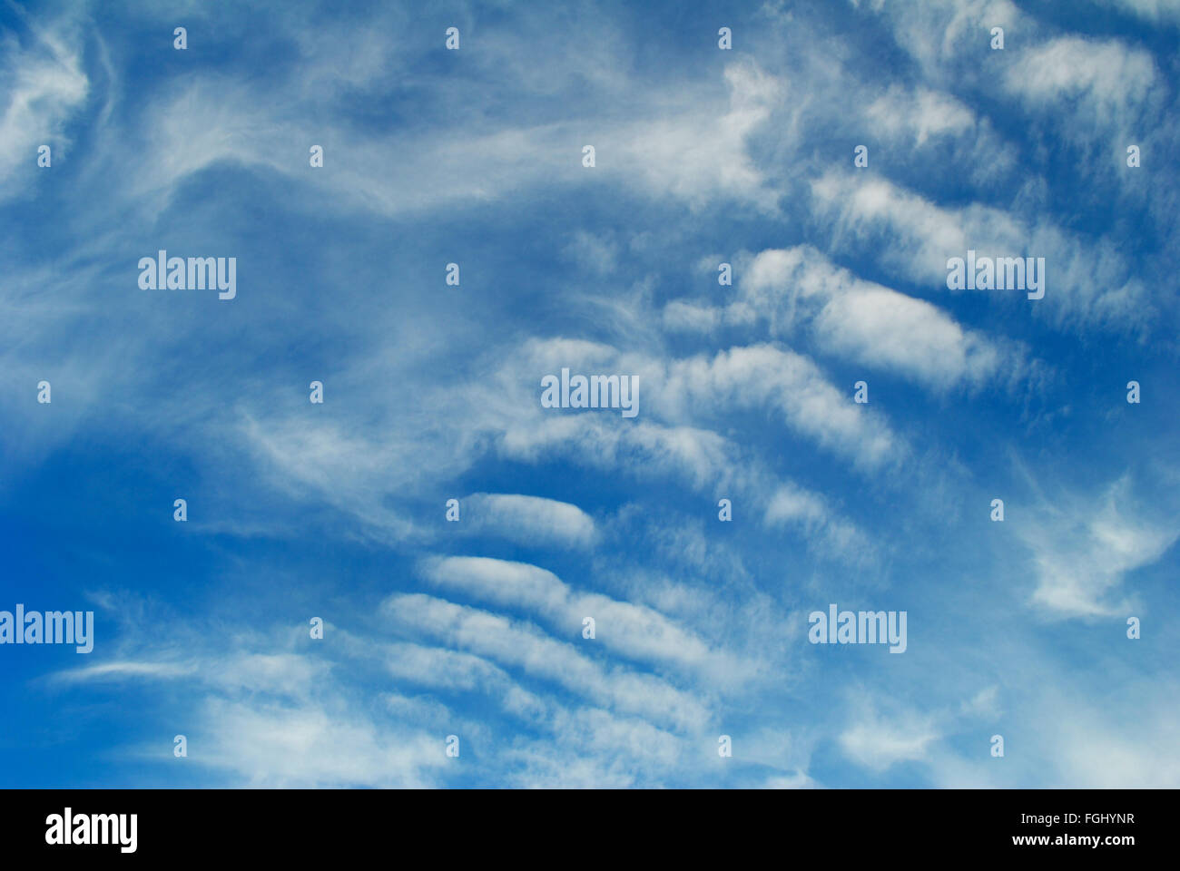 Hintergrund der geschwollenen Wolken am blauen Himmel Stockfoto