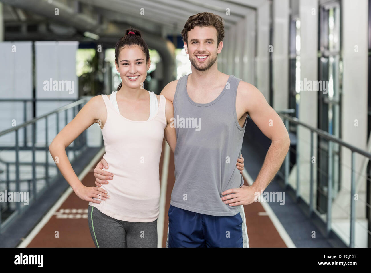 Glückliche Freunde laufen zusammen Stockfoto