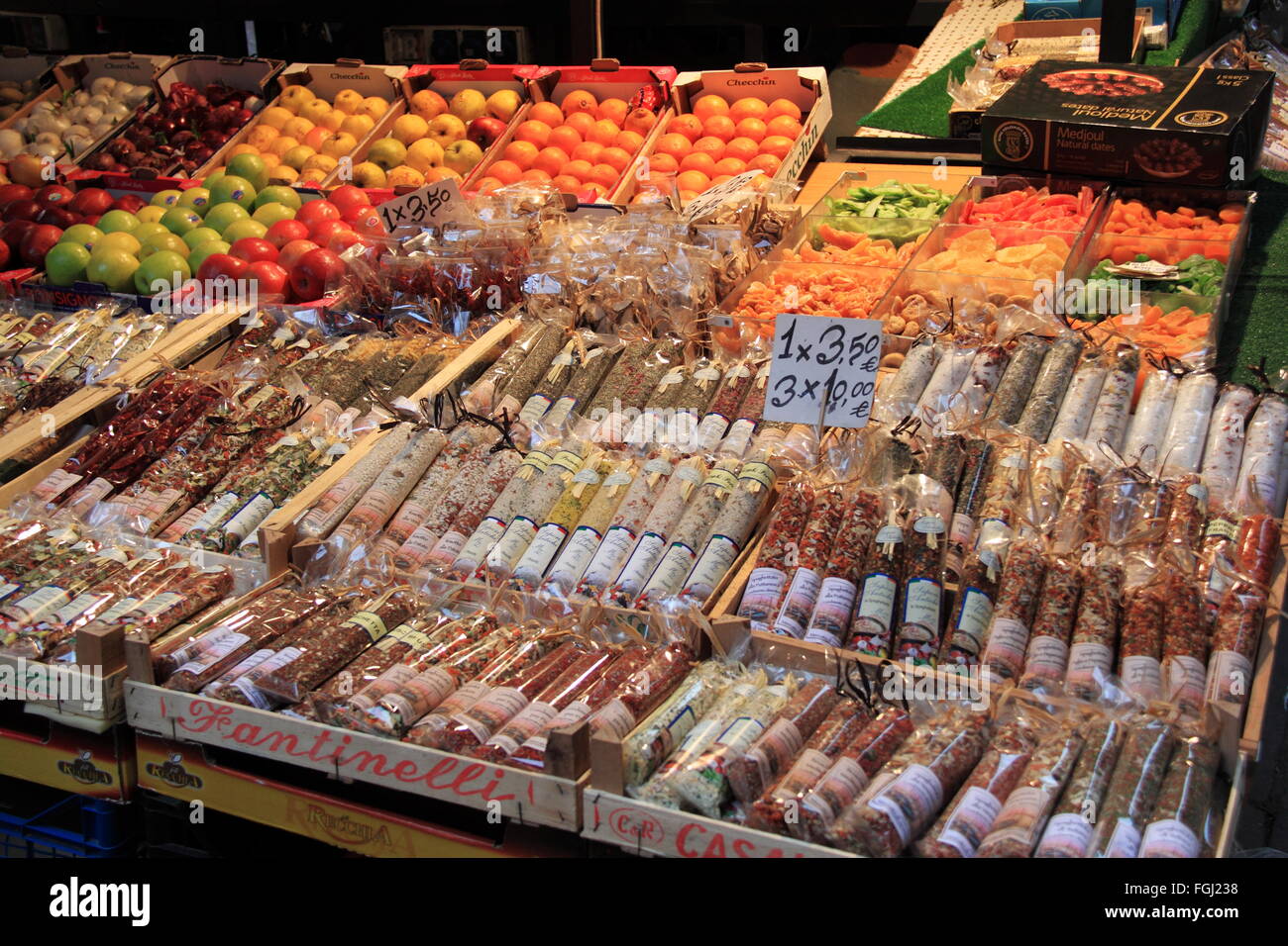 Packungen mit Kräutern und Salz, Markt von Rialto, San Polo, Venedig, Veneto, Italien, Adria, Europa Stockfoto