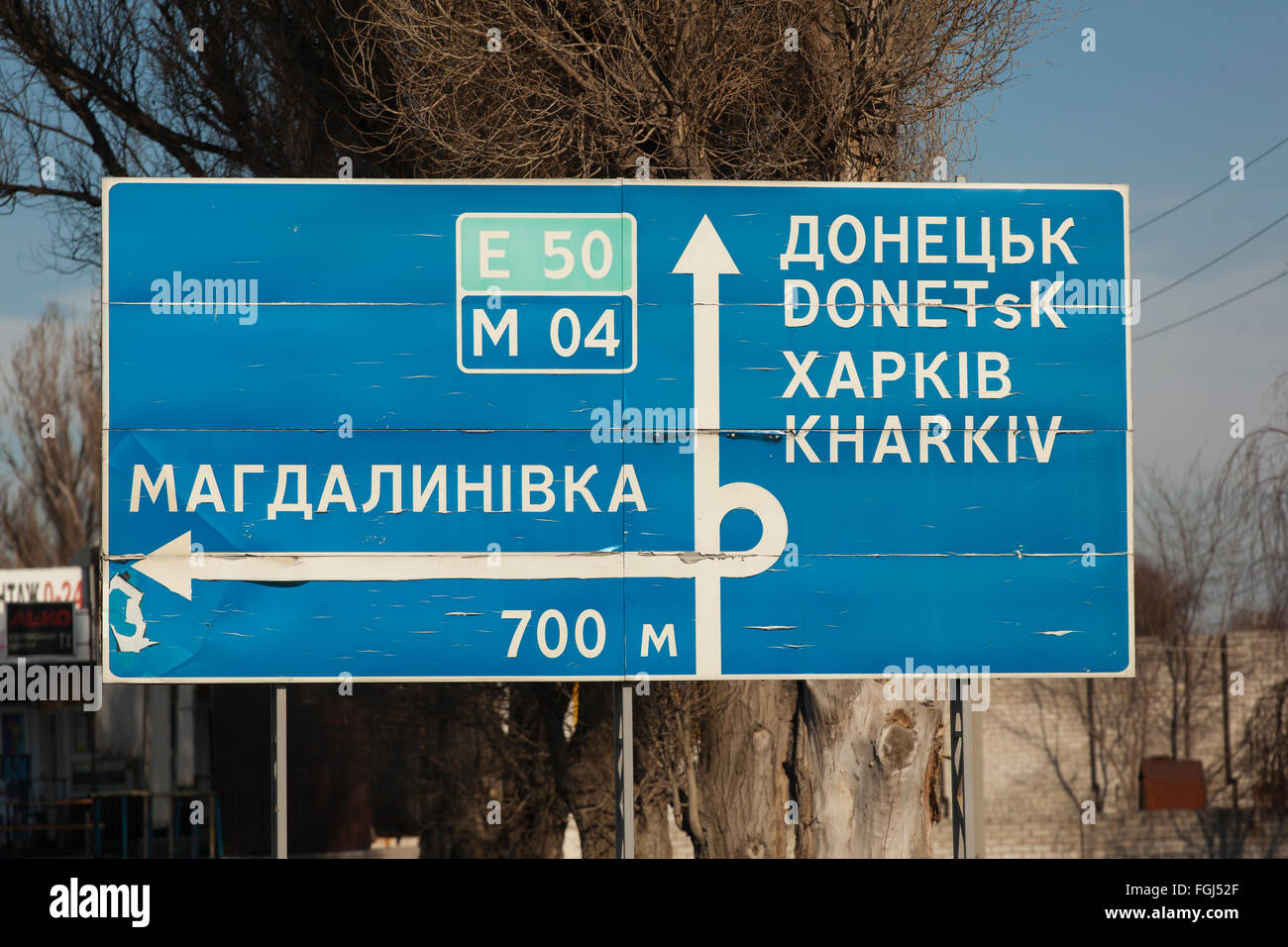 Dnepropetrovsk, Ukraine - 7. Februar 2016: Ein Schild mit den Worten: Donezk, Harkov (Charkiw) Fotografie ergriffen wurden während der Fahrt, Bewegungsunschärfe Stockfoto