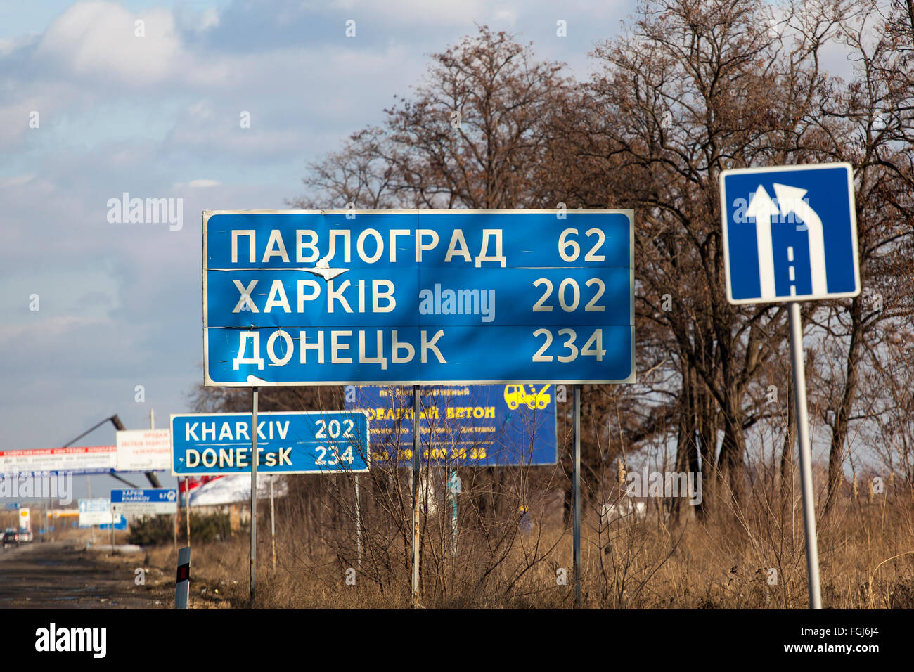 Dnepropetrovsk, Ukraine - 7. Februar 2016: Ein Schild mit den Worten: Pavlograd, Harkiv, Doneck Fotografie ergriffen wurden, während der Fahrt, Bewegungsunschärfe Stockfoto