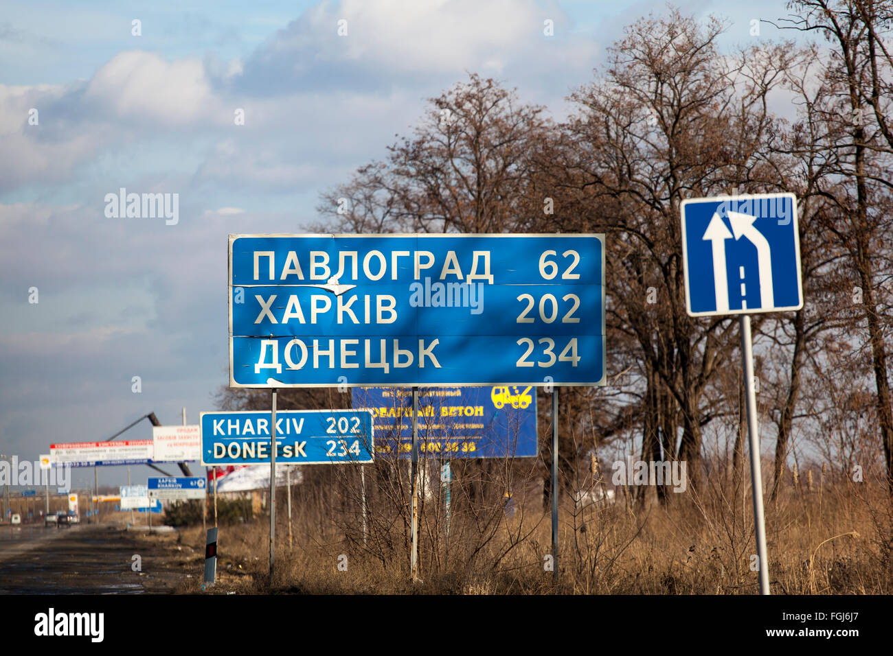 Dnepropetrovsk, Ukraine - 7. Februar 2016: Ein Schild mit den Worten: Pavlograd, Harkiv, Doneck Fotografie ergriffen wurden, während der Fahrt, Bewegungsunschärfe Stockfoto