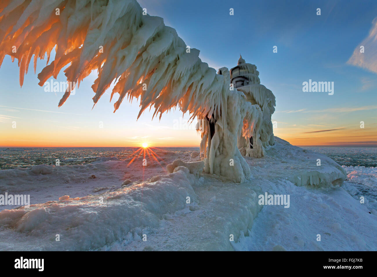 Eine Lake Michigan beleuchtet Winter Sonnenuntergang den Ices, die das St. Joseph Nordmole Licht kapselt Stockfoto