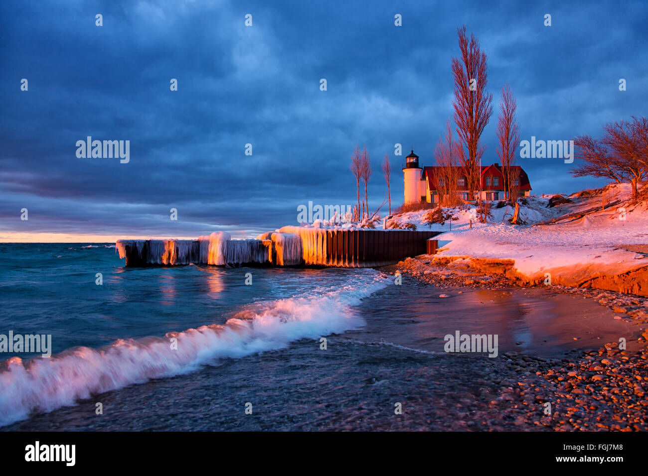 Zeigen Sie Betsie Leuchtturm im Winter, am Ufer des Lake Michigan. Sonnenuntergang auf der Winter-Szene in Nordmichigan glänzt Stockfoto