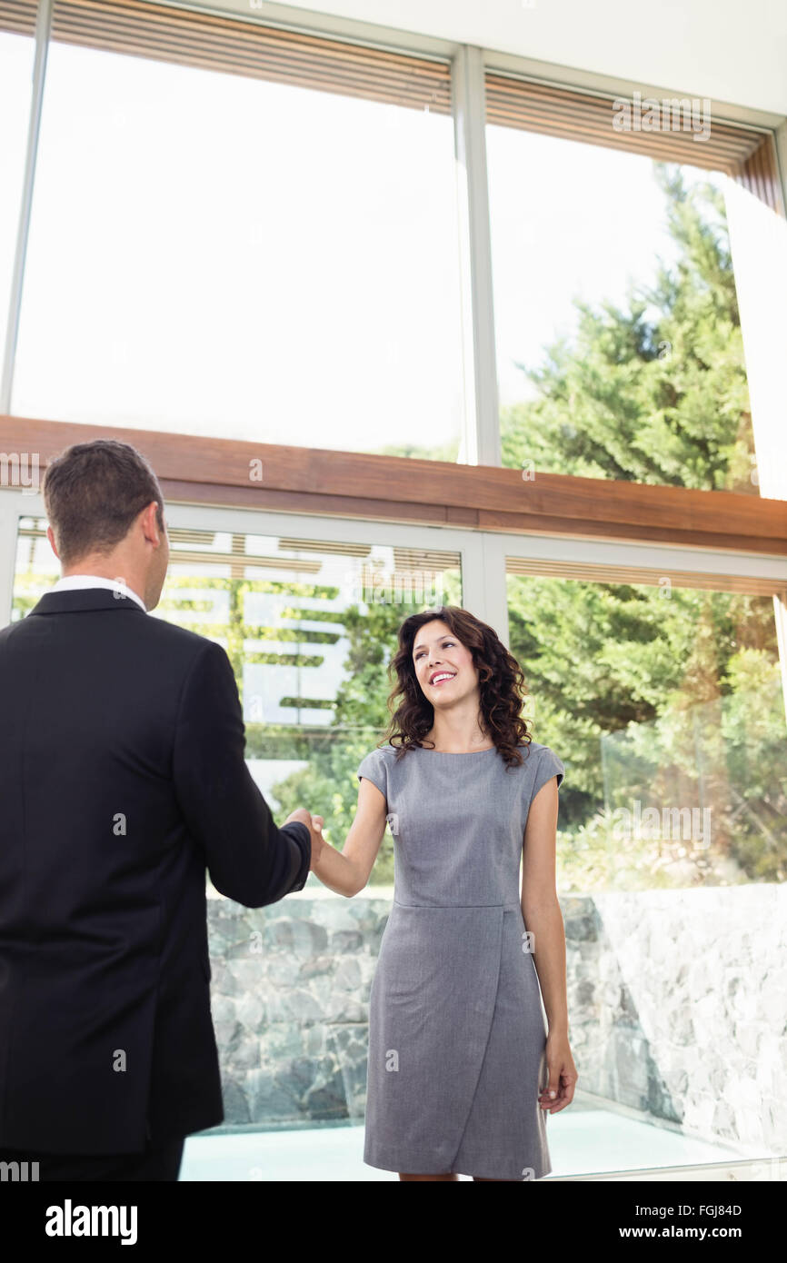 Junge Frau, die bereit sind, neues Haus kaufen Stockfoto