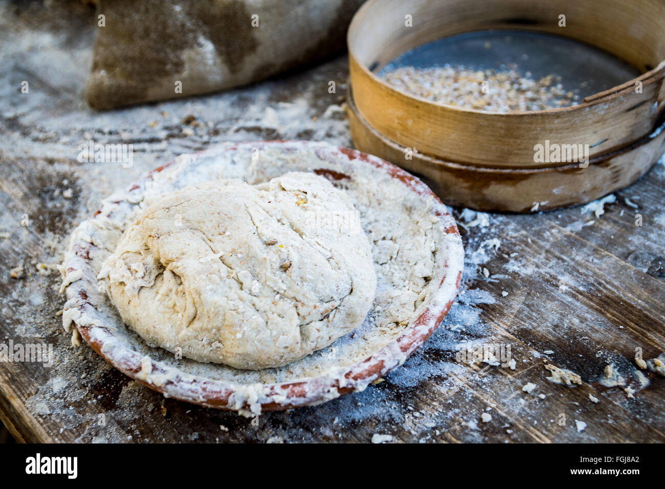 Von hand geknetet, Brot aus Bio-Mehl gebacken werden bereit. Stockfoto