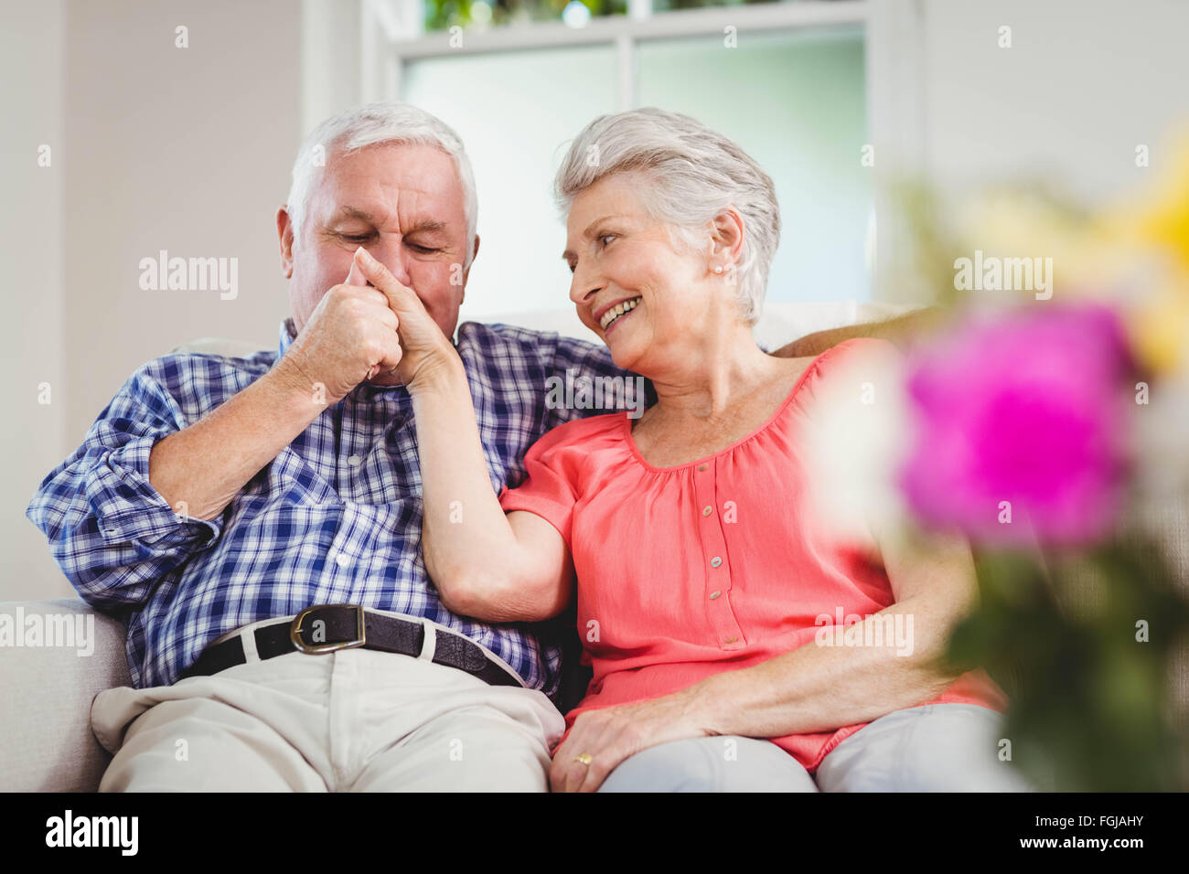 Senior woman Womans Hand küssen Stockfoto