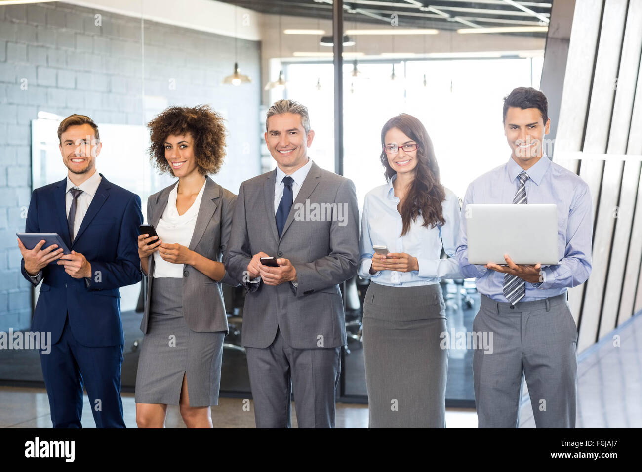 Geschäftsleute, die mit Handy, Laptop und digital-Tablette Stockfoto