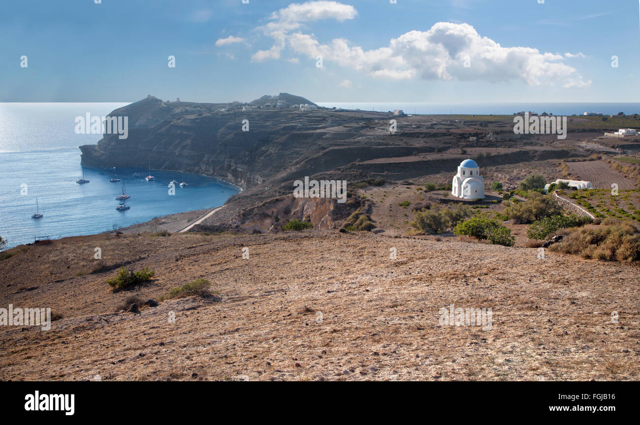 Santorini - der Südküste der Insel mit der kleinen Kapelle. Stockfoto