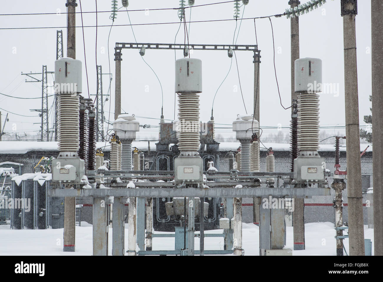 Hohe Spannung Strom Umspannwerk in Wintertag Stockfoto