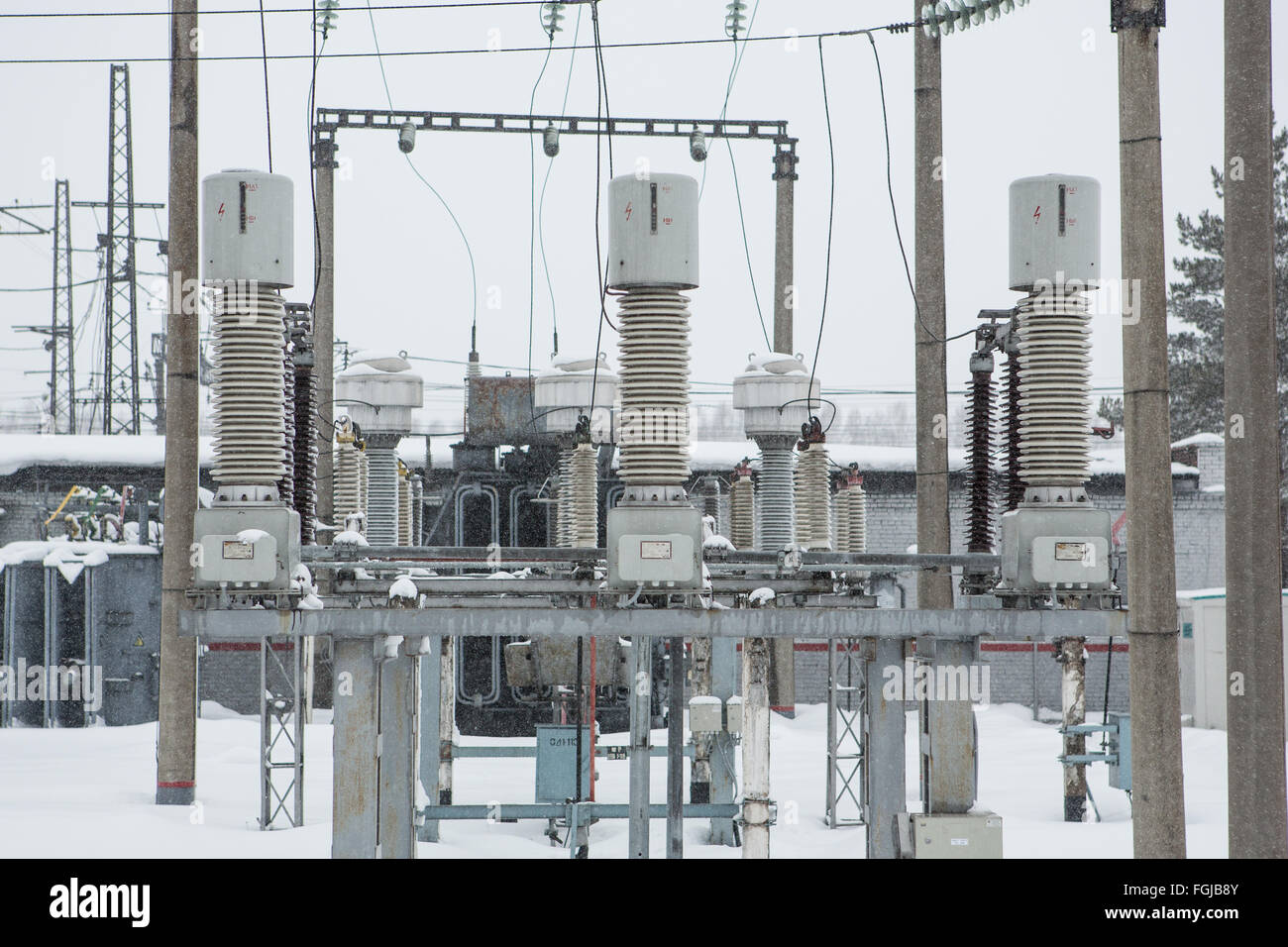 Hohe Spannung Strom Umspannwerk in Wintertag Stockfoto