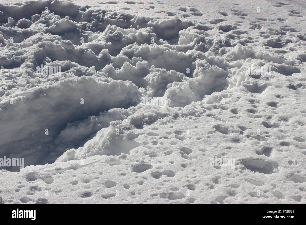 Frischer Schnee Haufen auf der Straße. weißen Schnee im Winter Schneestürme. New England, Massachusetts, USA Stockfoto