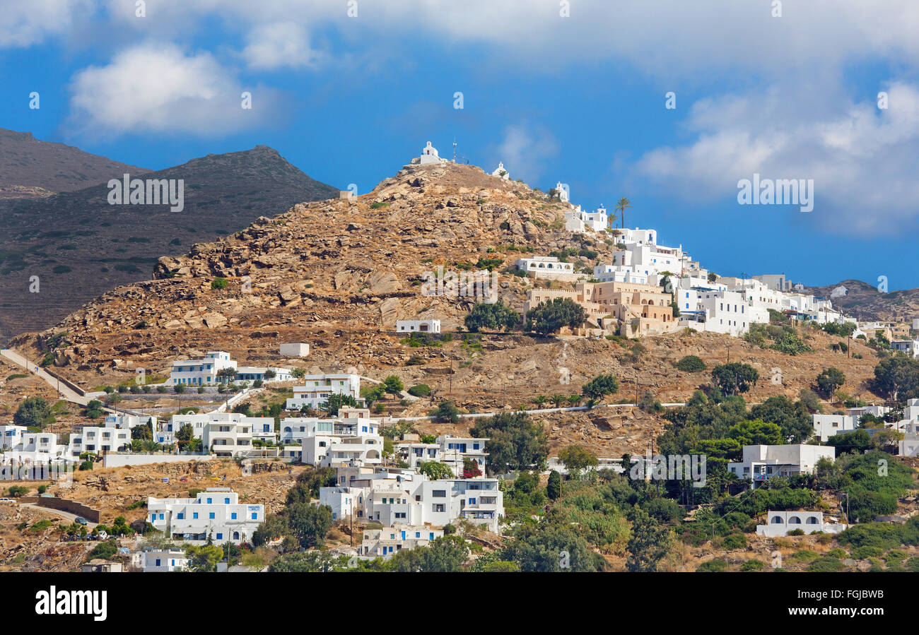 Chora - Hügel mit den Kapellen in der Stadt Chora auf der Ios-Insel in der Ägäis (Griechenland). Stockfoto