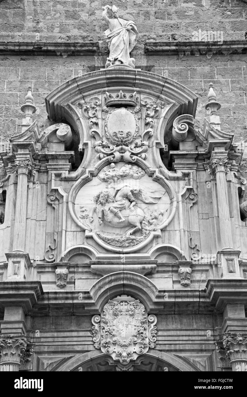 GRANADA, Spanien - 29. Mai 2015: das Detail des Portals auf Kirche Iglesia de Los Santos Justo y Pastor von Jose Bada 17 entworfen. Cent Stockfoto