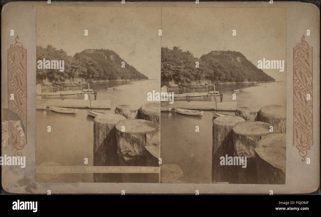 Ein Foto von Continent Stereoscopic Company, das einen rustikalen Wanderweg im Fort Lee Park entlang des Hudson River zeigt und die natürliche Schönheit der Gegend feststellt. Stockfoto