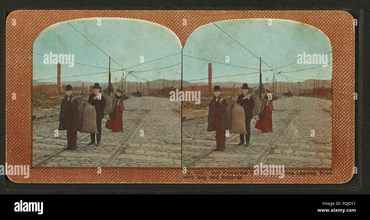 Ein Foto aus der Robert N. Dennis-Sammlung, das die Opfer der Katastrophe in San Francisco zeigt, die Stadt nach der Katastrophe mit Taschen und Gepäck verlassen hat, um die Massenflucht und die Zerstörung festzuhalten. Stockfoto