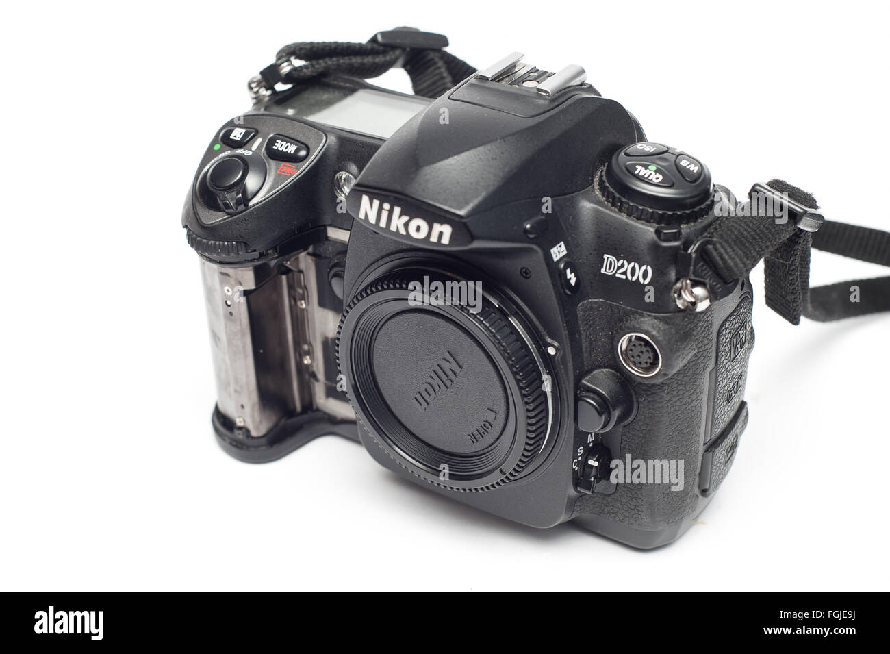 Pavlograd, Donezk - Januart 27, 2015: Nikon D200 DSLR-Kamera mit losen Kautschuk. Isoliert auf weißem Hintergrund Stockfoto