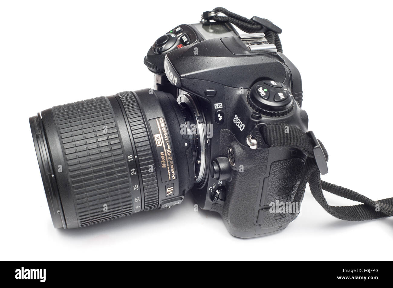 Pavlograd, Donezk - Januart 27, 2015: Gebrochene Nikon D200 DSLR-Kamera mit  Nikkor-Objektiv 18-105. Isoliert auf weißem Hintergrund Stockfotografie -  Alamy