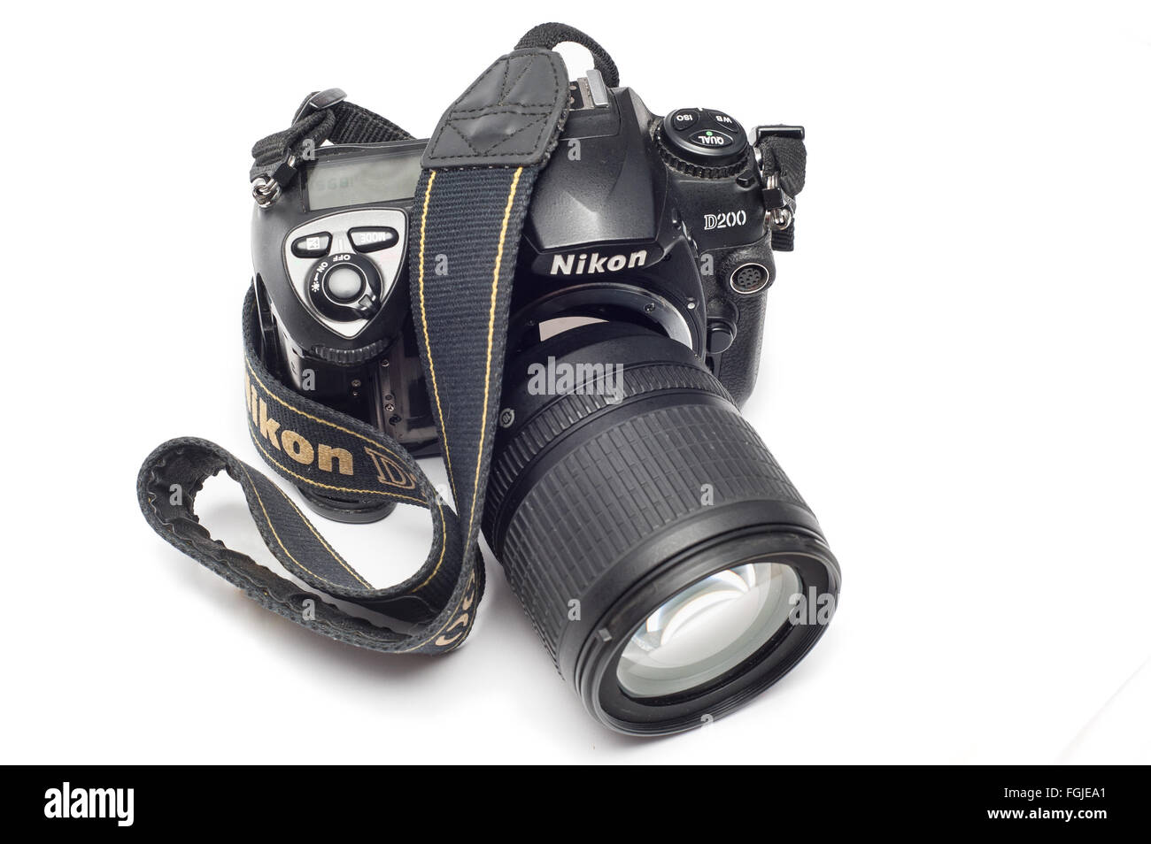 Pavlograd, Donezk - Januart 27, 2015: Gebrochene Nikon D200 DSLR-Kamera mit Nikkor-Objektiv 18-105. Isoliert auf weißem Hintergrund Stockfoto