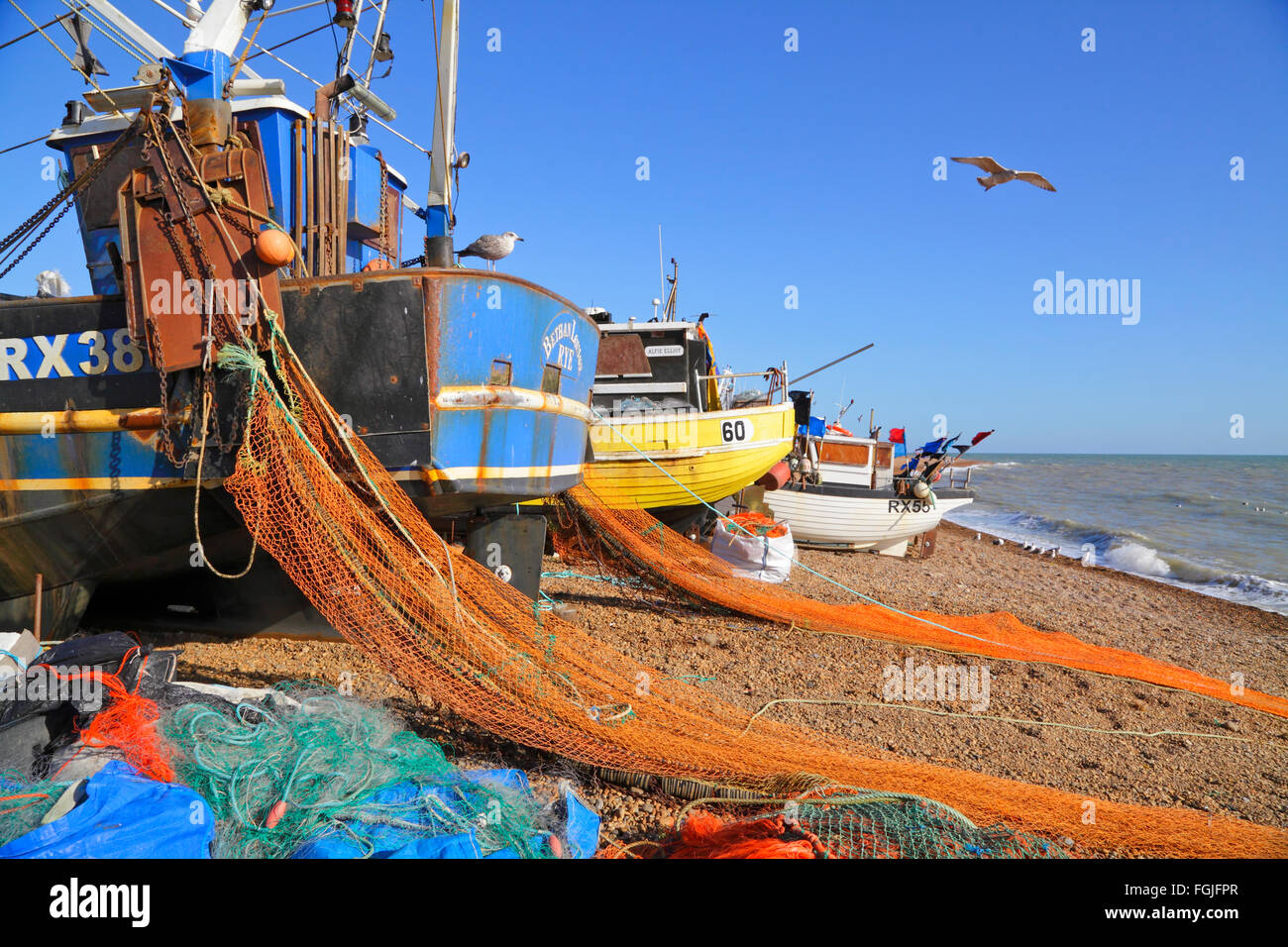 Hastings UK. Fischerboote mit bunten Netzen, die auf der Altstadt von Stade trocknen, Fischerstrand, East Sussex, England, GB Stockfoto