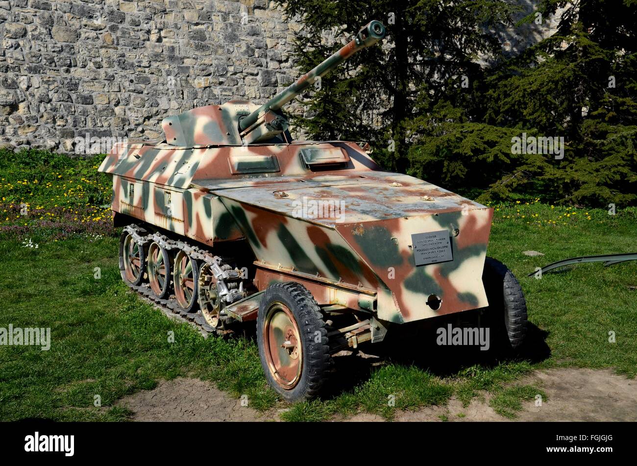 Deutschen gepanzerten Halbkettenfahrzeug Truppentransporter mit Kanone Geschütz von Weltkrieg zwei SD Kfz 250 in Belgrad Serbien gebaut Stockfoto