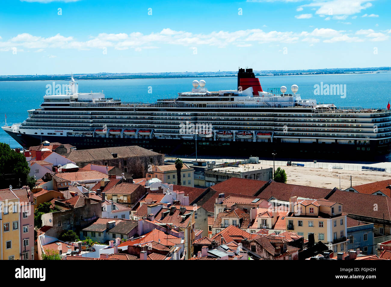 Der Queen Elizabeth betrachtet aus den Mirador St Luzia über die Alfama und Alcantara Viertel von Lissabon Portugal Stockfoto