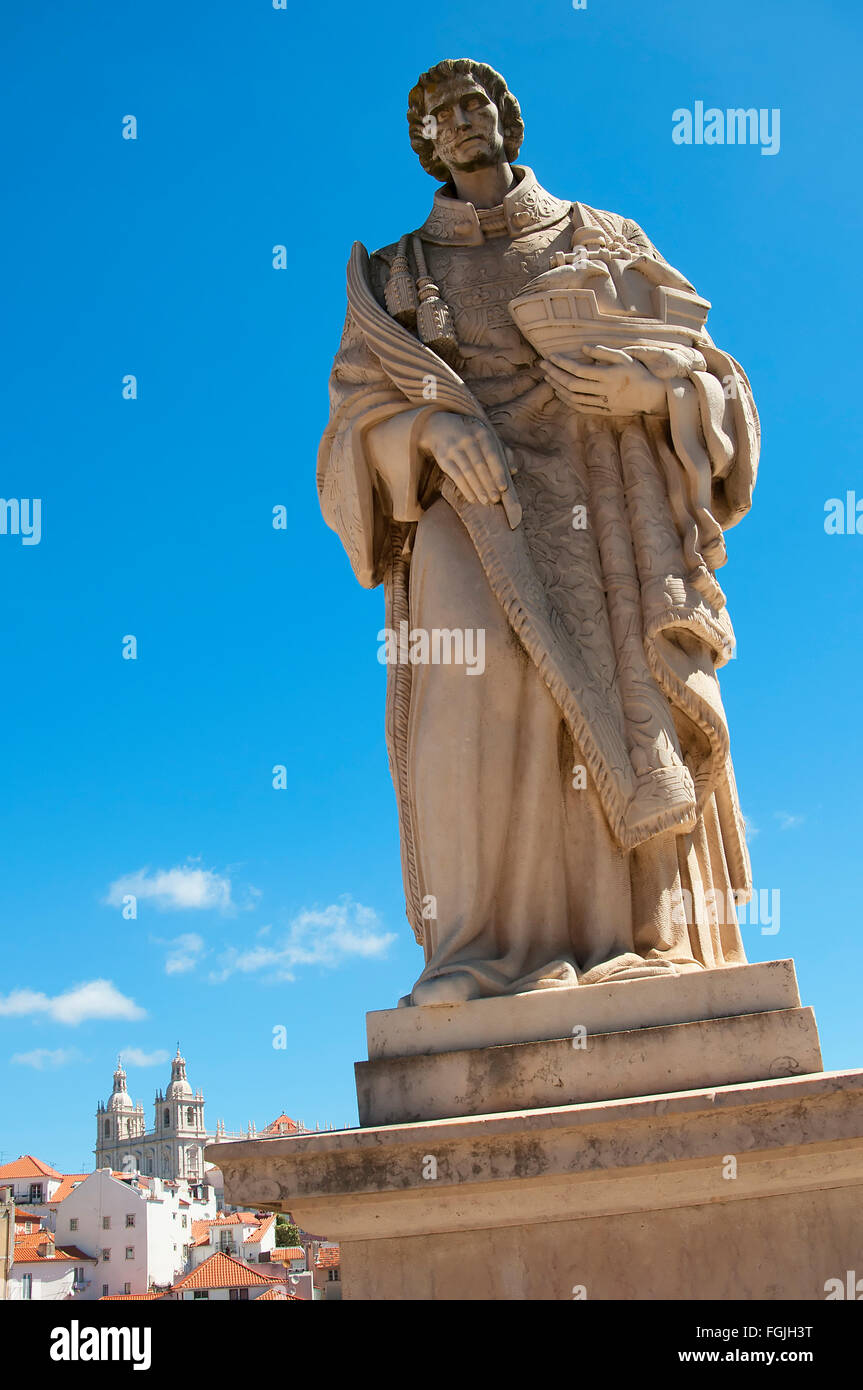 Statue auf dem Mirador von St. Luzia über den Stadtteilen Alfama und Alcantara von Lissabon Portugal des heiligen Vinzenz von Saragossa Schutzpatronin von Portugal Stockfoto