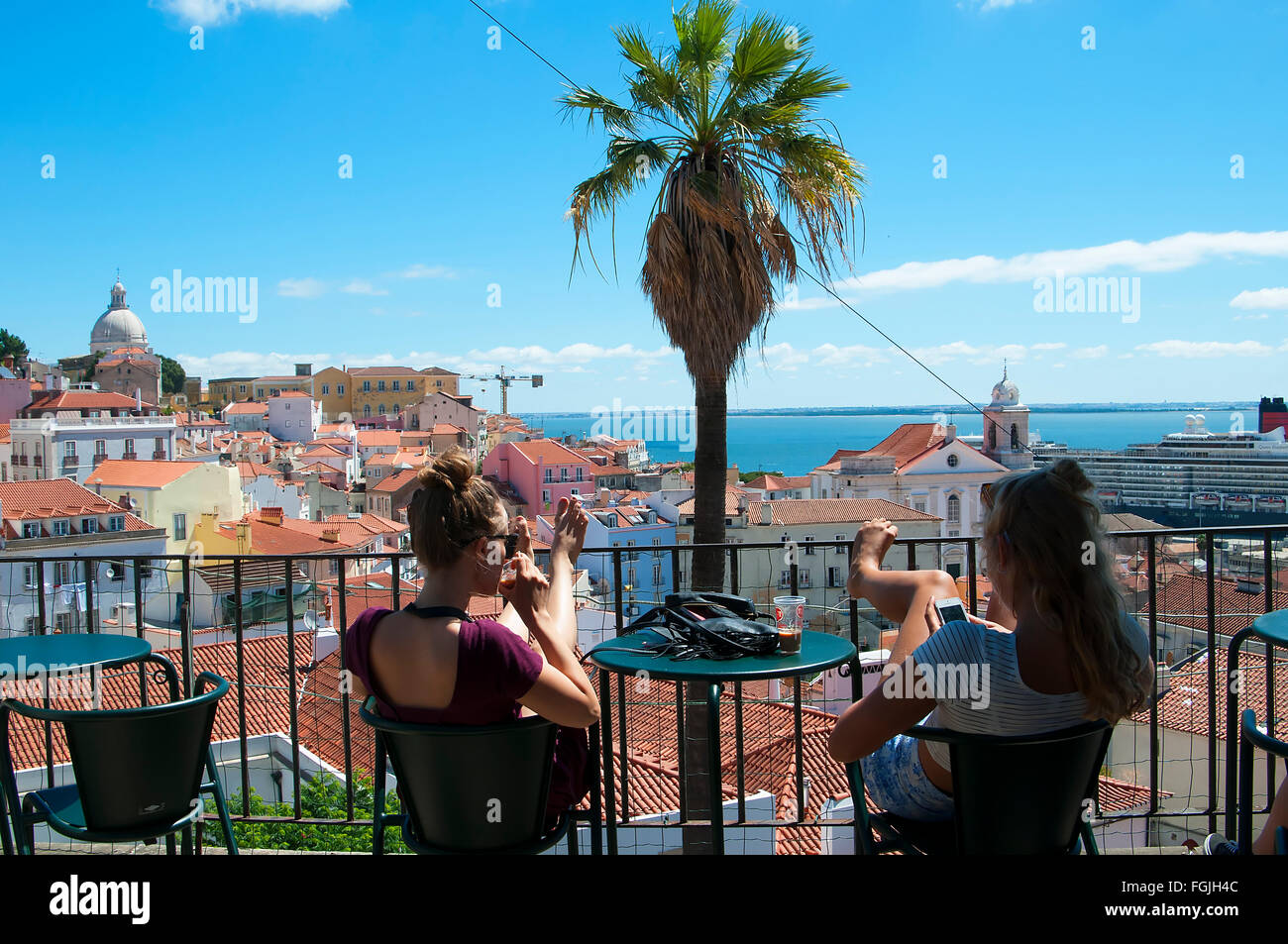 Die Aussicht von der Mirador St Luzia über die Alfama und Alcantara Viertel von Lissabon Portugal Stockfoto