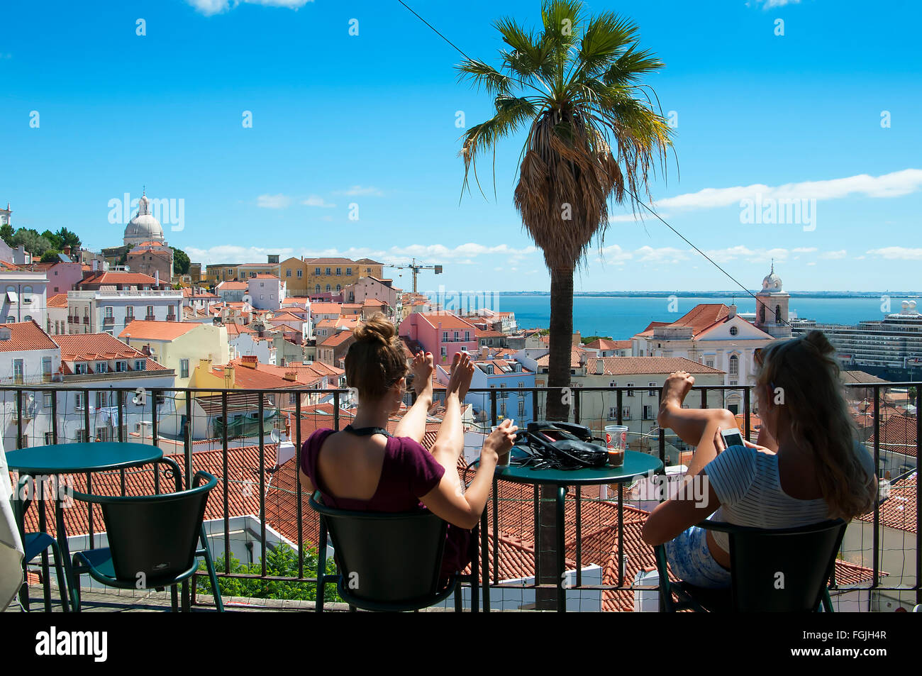 Blick auf die Alfama und Alcantaro Bezirke aus dem Mirador Santa Luzia in Lissabon Portugal Stockfoto