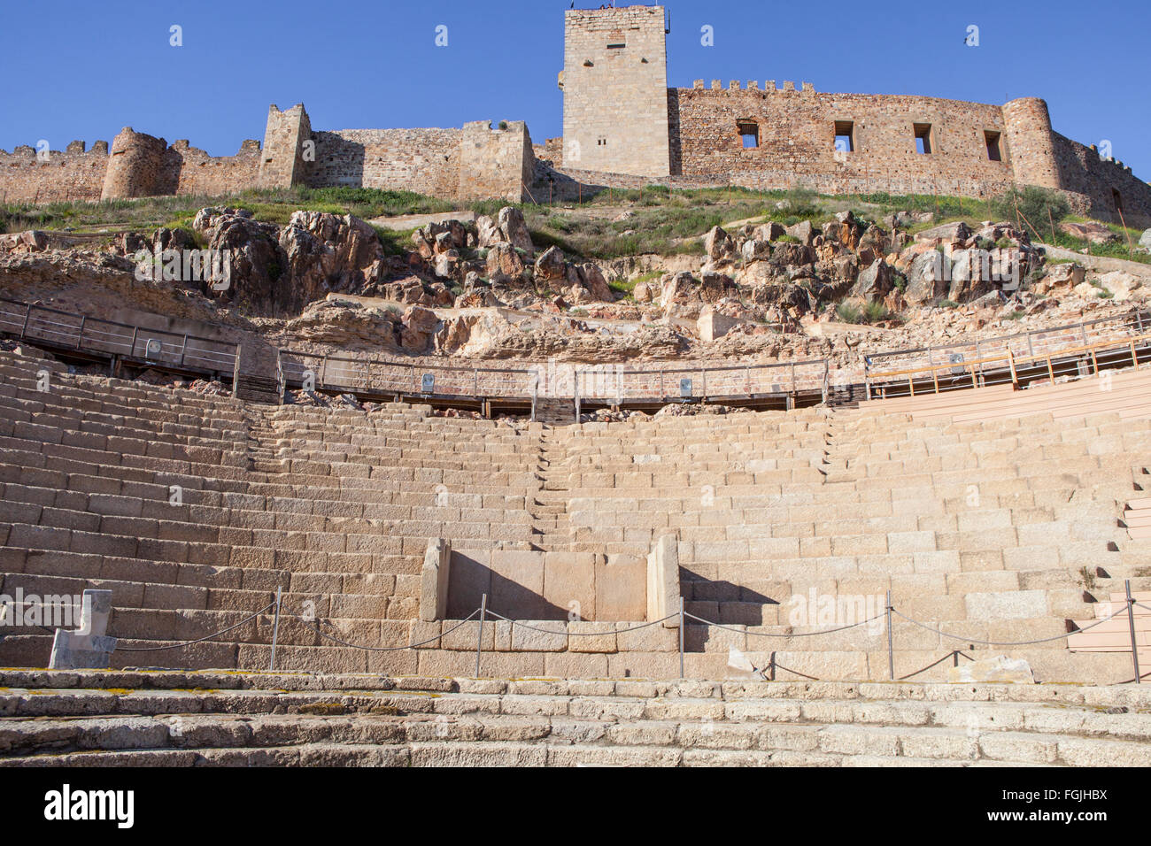 Römisches Theater und Medellin Burg, Spanien. Geringe Aussicht von der Bühne zur Tribüne Stockfoto