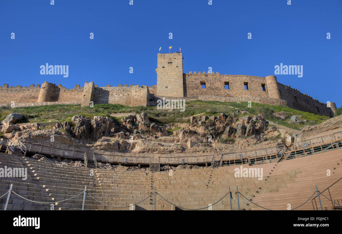 Römisches Theater und Medellin Burg, Spanien. Geringe Aussicht von der Bühne zur Tribüne Stockfoto