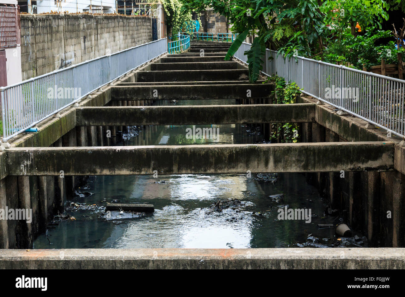 Verschmutzten Kanal zwischen Häusern in der Innenstadt von Bangkok, Thailand nahe dem Fluss Chao Phraya. Stockfoto