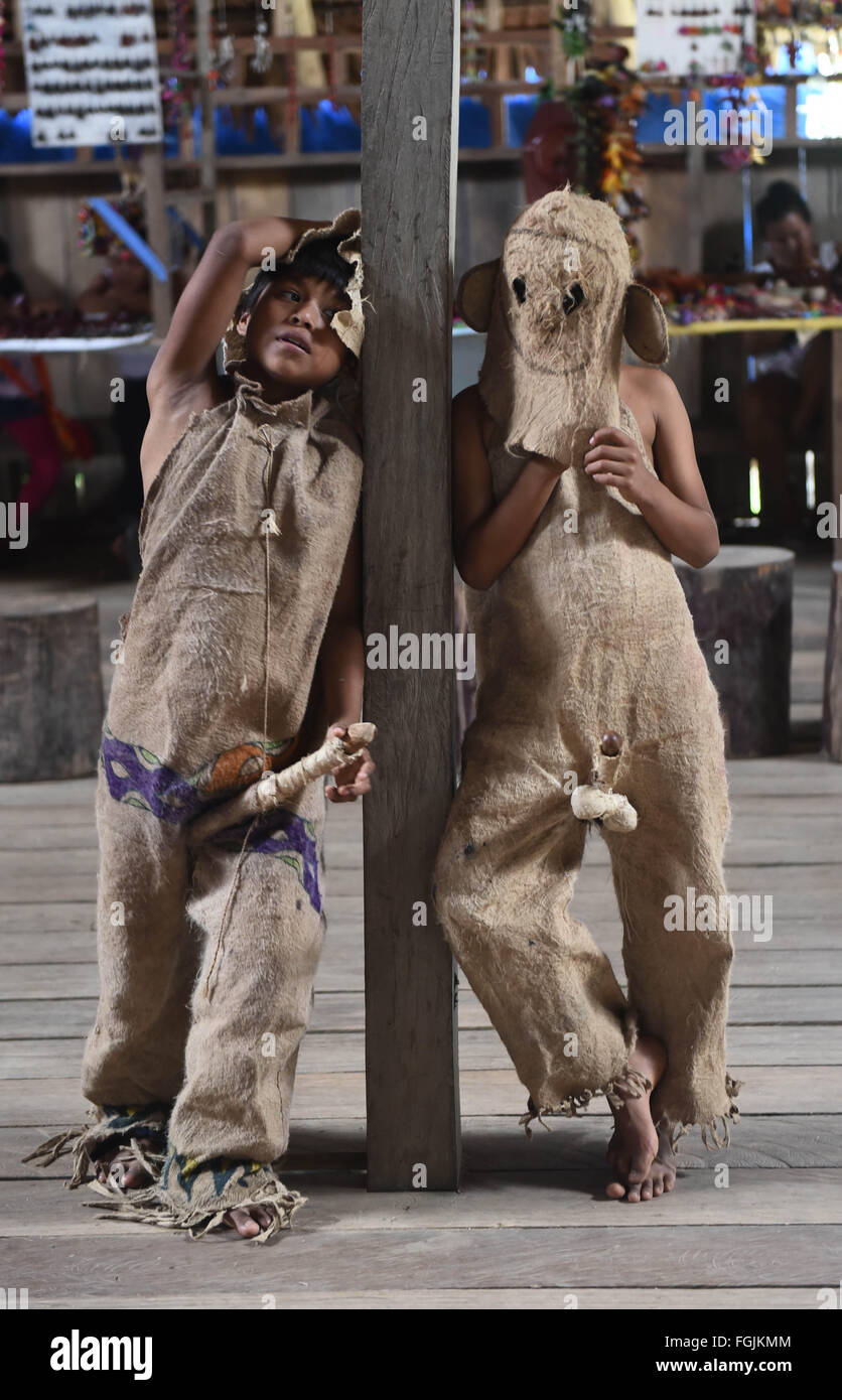 Kolumbien. 13. Februar 2016. Ticuna Kinder ruhen nach Touristen willkommen Tanz verleiht © Maria Izaurralde/ZUMA Draht/Alamy Live News Stockfoto