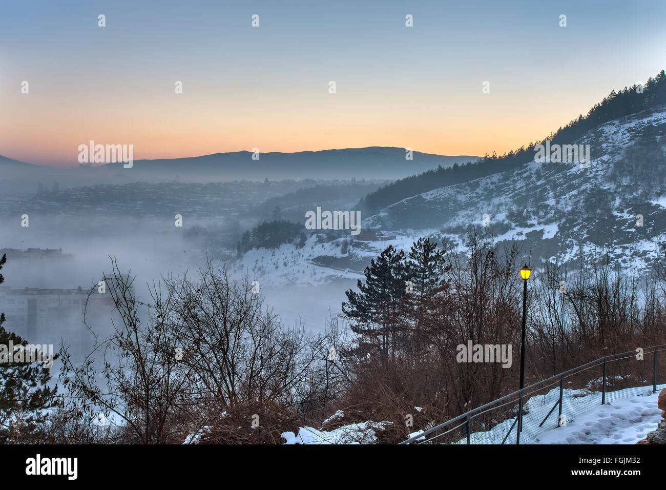 Neblig und farbenfrohen Sonnenaufgang über Stadt Pernik, Bulgarien. Stockfoto