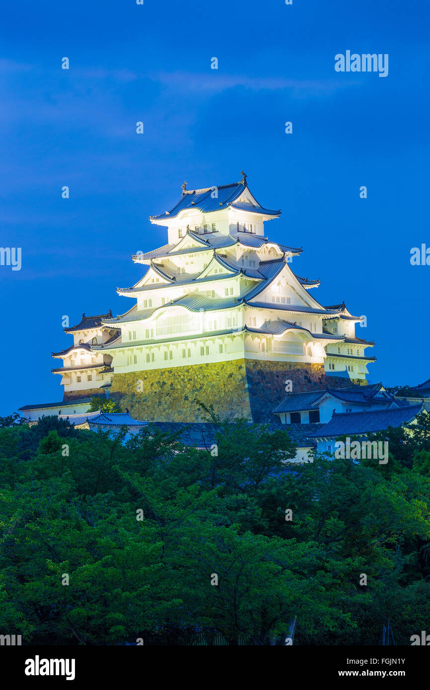 Bunten Sonnenuntergang Himmel hinter alten Himeji-Jo Burg erhebt sich über der Baumgrenze am Abend in Himeji, Japan nach 2015 Philippe Stockfoto