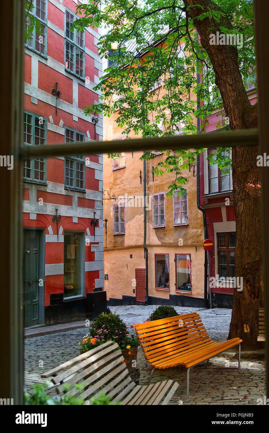 Blick aus dem Fenster ein kleines Café auf der Terrasse in der Altstadt. Stockholm. Schweden Stockfoto