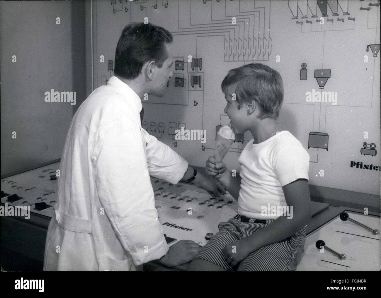 1982 - little Peter hier, schrieb München, einen Brief an den Direktor des größten und ältesten Eisfabrik in Süddeutschland. Er wollte wissen, wo '' all das Eis '' kamen aus. Der Regisseur landete forderte ihn zur Fabrik und zeigte ihm alles! Er bekam sogar eine Eiswaffel aus ihm heraus. © Keystone Bilder USA/ZUMAPRESS.com/Alamy Live-Nachrichten Stockfoto