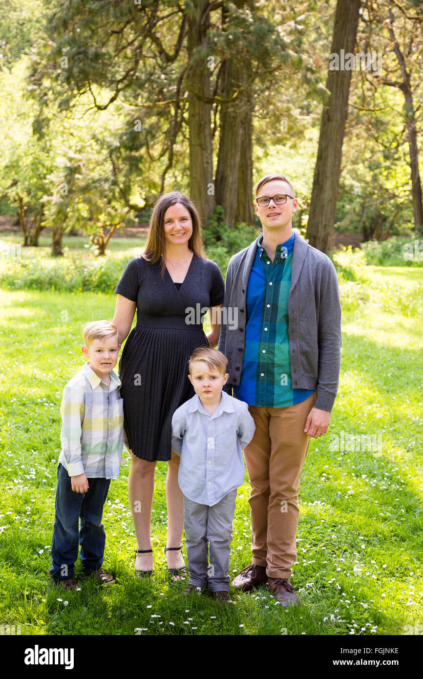 Familie von vier freien in einer natürlichen Umgebung mit schönen Licht in ein Lifestyle-Porträt. Stockfoto