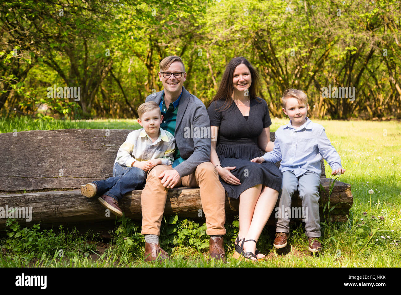 Familie von vier freien in einer natürlichen Umgebung mit schönen Licht in ein Lifestyle-Porträt. Stockfoto