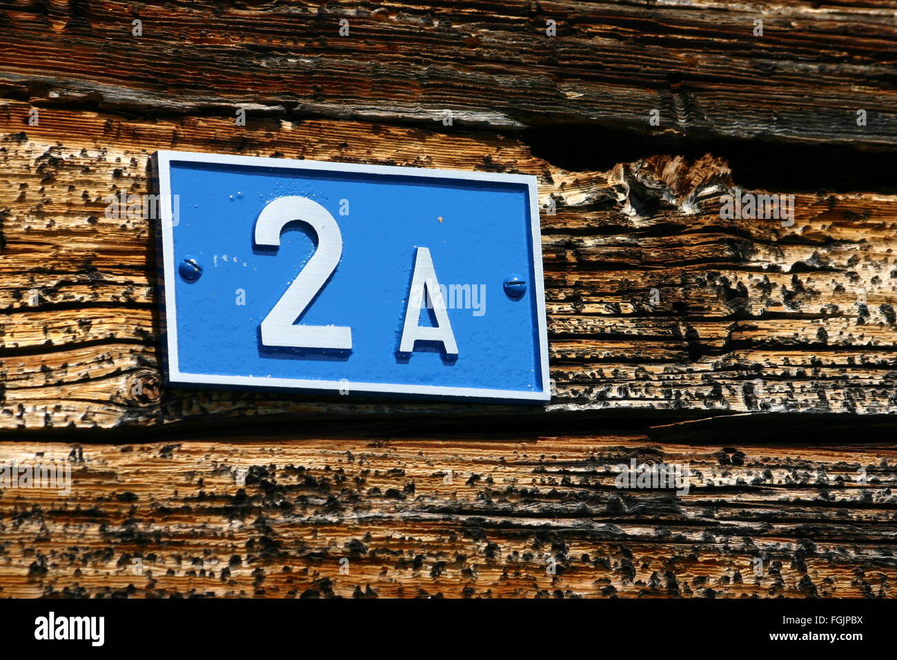 Ein blaues Nummernschild zeigen 2 A fixiert auf ein altes Bauernhaus Stockfoto