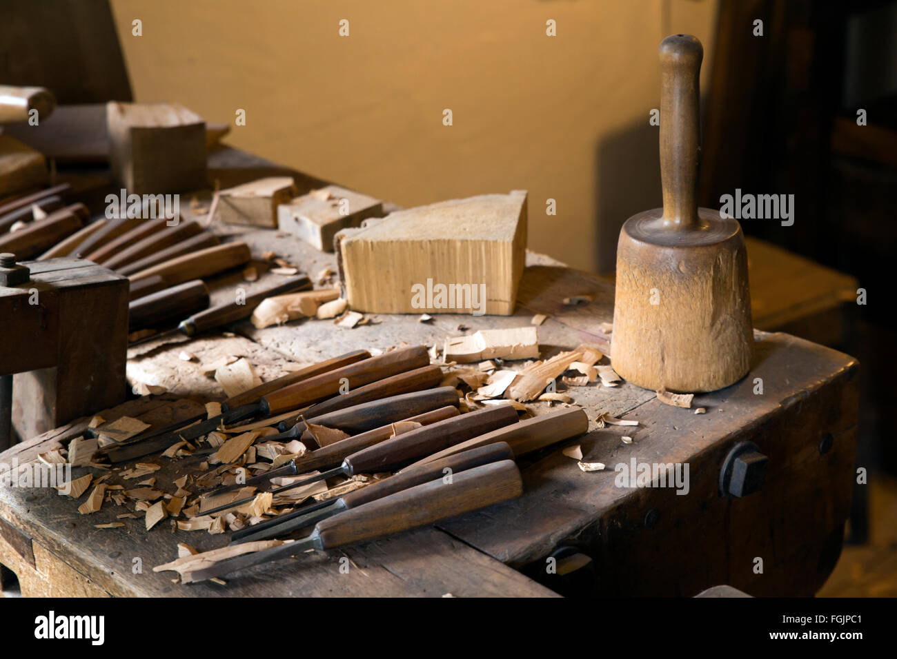 Eine Holzschnitzerei Werkbank mit Werkzeugen Stockfoto